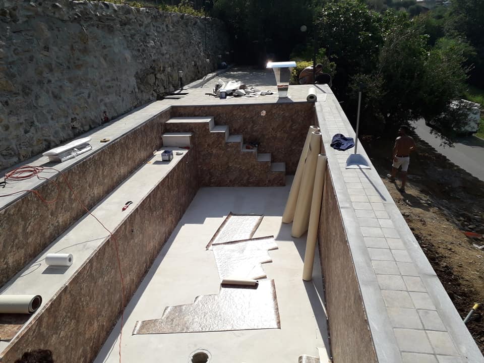 Piscina su villa Riviera Ligure